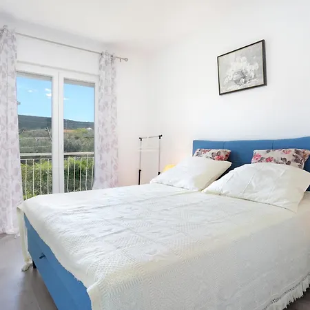 Apartman Apartments With Parking Space Slatine, Ciovo - 2566