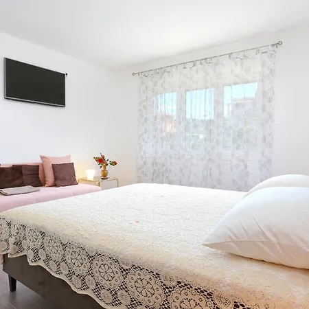 Apartman Apartments With Parking Space Slatine, Ciovo - 2566 *