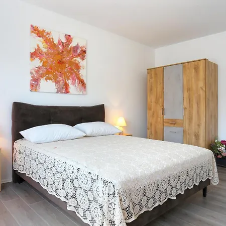 Apartman Apartments With Parking Space Slatine, Ciovo - 2566 Slatine